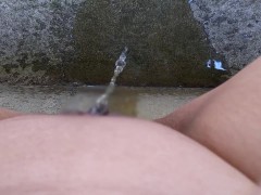 パイパン日本人女性が野外で座り込んで小便する動画♥️ - Screenshot 4 of 16 - 日本人