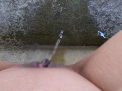 パイパン日本人女性が野外で座り込んで小便する動画♥️ - Screenshot 5 of 16 - おしっこ