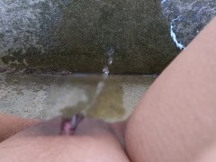 パイパン日本人女性が野外で座り込んで小便する動画♥️ - Screenshot 7 of 16 - 日本人