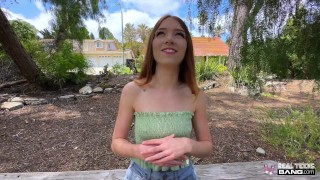 Real Teens - Brunette Myra kreunt & geniet van pijpen en neuken in de buitenlucht