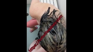 Femme salope se fait élever dans une douche publique / / plus ancienne vidéo onlyfans
