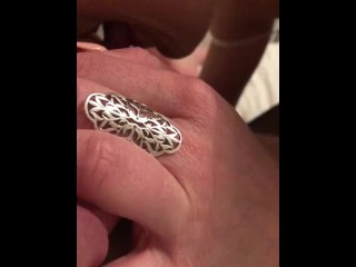 我在 2017 年的第一个视频我吮吸他并抽搐他，让他射在我的小奶子上