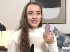 Ersties - Yogalehrerin Medea masturbiert energetisch mit Kristalldildo