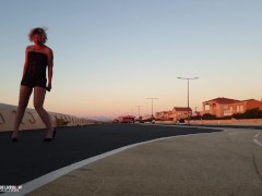 Shooting photo d'une milf sexy qui rentre de soirée