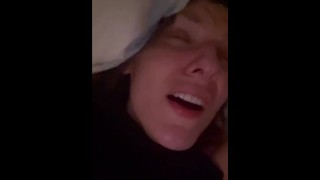 Jennyhotwife Heiße Frau Spielt Mit Ihrer Muschi. Sie Stöhnt Laut Im Bett, Unzensierter Polnischer Amateurporno