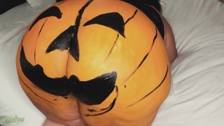 Latina se fait peindre le cul de citrouille d’Halloween