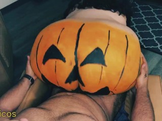 Gran Culo De Calabaza De Halloween Monta Una Polla y Recibe Una Enorme Carga De Corrida