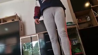 I find the video of my stepsister warming up before the gym with some gray leggings that look great