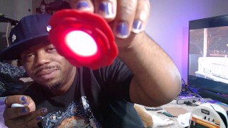 Nicht gut gelaunt, einen Analplug 😅 auspacken. Meine Enttäuschung nach 20 Jahren, als ich in den legendären Nachtclub ging