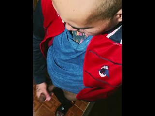 Rica y rápida jalada de verga en la recámara.