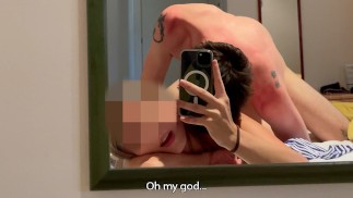 Mi filmo mentre il ragazzo del servizio in camera dell'hotel mi scopa a pecorina - pt.2
