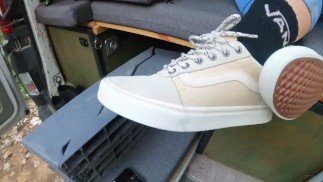 MissAtri's показывают свои подошвы Vans