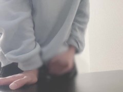 むらむらして机でおなにーする男子♡