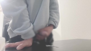 Jeune homme fait un travail manuel et éjaculation♡