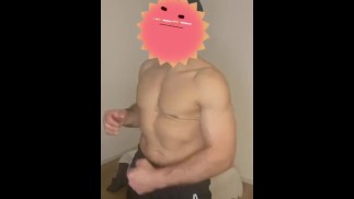 полуголый мужчина тренирует руки