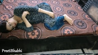セックスをしている彼女の夫とベッドでBeautifulインドの主婦