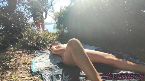 French Girl Masturbation Amateur sur une plage nudiste publique en Grèce avec un étranger Squirt
