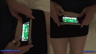 Женщина без бюстгальтера показывает большие сиськи, играя в игры в спальне
