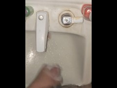 me estaba lavando las manos, y termine haciendo una paja con el jabón, en el lavamanos.