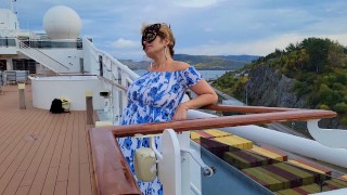 Huge Titted Mistress quinta-feira passo mamãe em um navio crusie entre filmar novo conteúdo em sua cabine