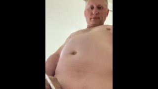 Papa close-up enorme lul plassen pissing in badkuip
