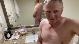 Papa énorme bite Ejaculation avec des vues avant et arrière essaie de frapper téléphone avec sperme