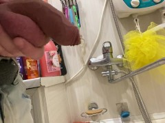 I quickly pee in my friends bathtub at a party