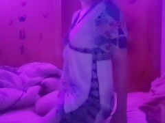 sous une lumière violette mon corps s'enflamme de désir