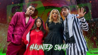 The Haunted House of Swap от SisSwap с участием Ривер Линн и Эмбер Саммер - TeamSheet Halloween