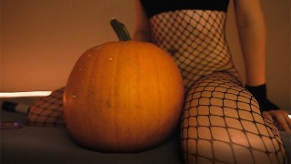 Spécial Halloween - Une trans met une pompe dans une citrouille comme une bonne salope