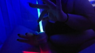 Halloween! 👹 Elle m’a fait jouir avec un bâton lumineux dans ma bite !!