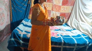 Dia especial de Karwa Chauth celebrando lua de mel em casa com cauple indiana