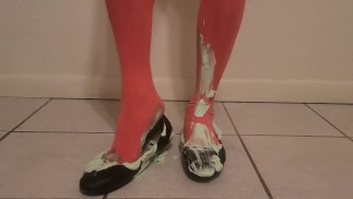 Призрак оставляет склизкий подарок на Хэллоуин в обуви ведьмы