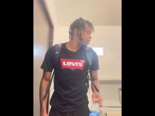 试图在公园外面捣毁一个坚果，但我却在公共厕所🥜 🙀里捣毁了