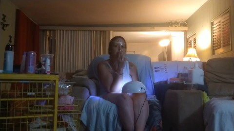 Colocataire se masturbe devant une jolie fille en mini-robe peignant ses ongles et regardant la télévision