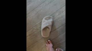 Modderige voeten in roze slippers