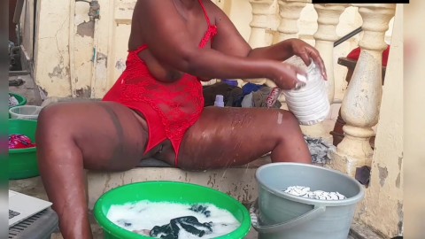 Gata africana lavando roupa em uma lingerie vermelha sem virilha