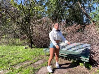 Stavo facendo jogging al parco ma conosco un ragazzo e gli succhio il cazzo nero screenshot number 2