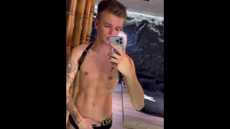 Похотливый татуированный красавчик Майкл Мур играет и сгибает свое тело