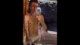 Гей татуированный красавчик Майкл Мур демонстрирует свое тело и играет с ним