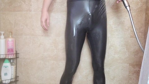 Spandex Boi se doucher dans des leggings brillants