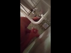 Una ducha y una gran nube de vapor de agua en mi cuarto de baño
