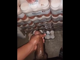 我射在果汁罐上