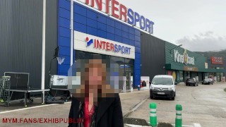 orgasme in een paskamer in een sportwinkel, openbare seks