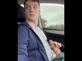 危险的公共停车场在你看着人们经过时抽搐，你认为他们看到了吗？？