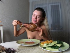 Голая девушка запекает индейку - Screenshot 15 of 16 - Erotica