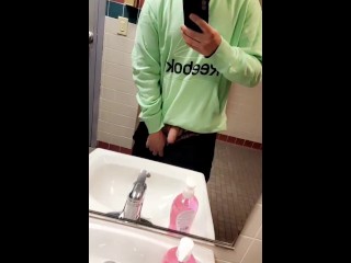 Мигающий член в общественном туалете на отдыхе