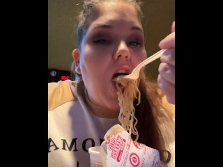 Меня в основном игнорируют, пока я кормлю свое лицо