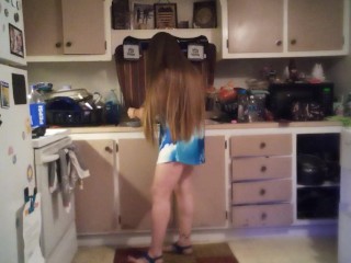 Сексуальная милфа убирает кухню в короткой ночной рубашке