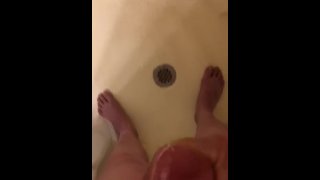 Eu amo masturbar pau enorme e gozada enorme no chuveiro